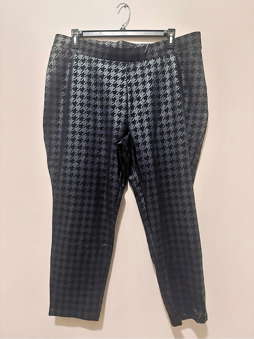 Ponte Knit Houndstooth Skinny Pants in Black/Faux Leather Sleeve Top